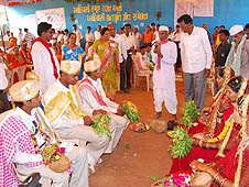 Mass weddings unite Gujarat tribal groups thumbnail