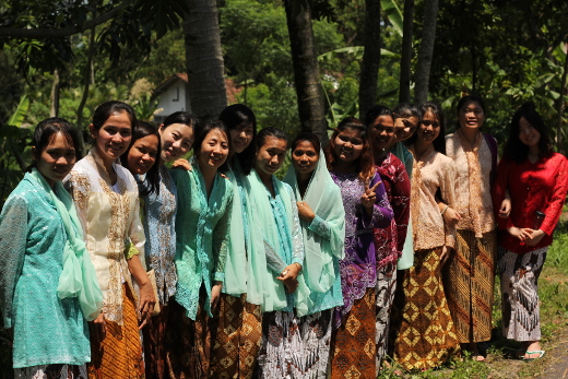 2017.05.magis_jcap_2015_dressed_in_javanese_traditional_costume_for_village_thanksgiving