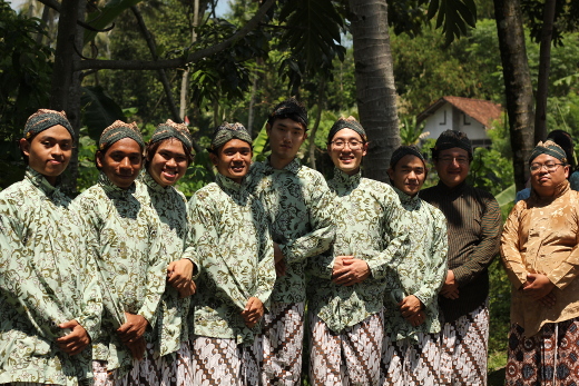 2017.05.magis_jcap_2015_guys_dressed_in_javanese_traditional_costume_for_village_thanksgiving