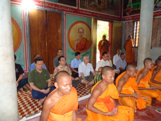 2017.08.meditation_and_chanting_with_buddhist_monks_in_wat_svayromeath