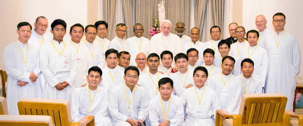 2017.12.Pope-Francis-with-the-Myanmar-Jesuits