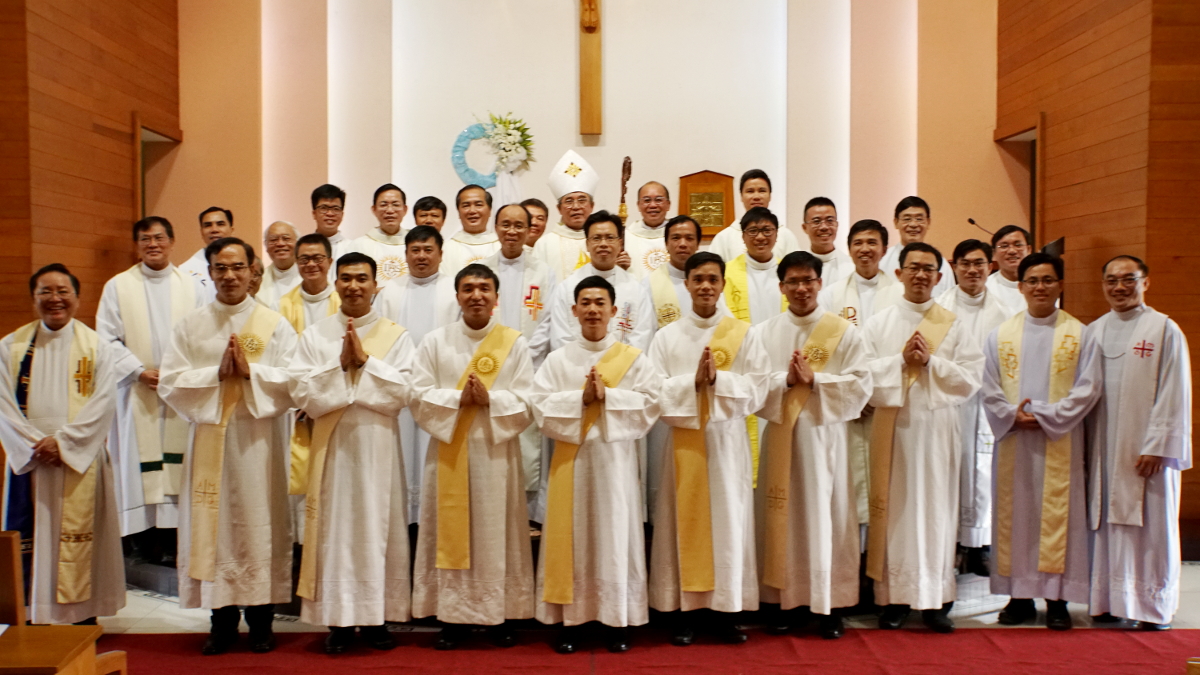 The new deacons with Vietnam Jesuits and Bishop Tuan