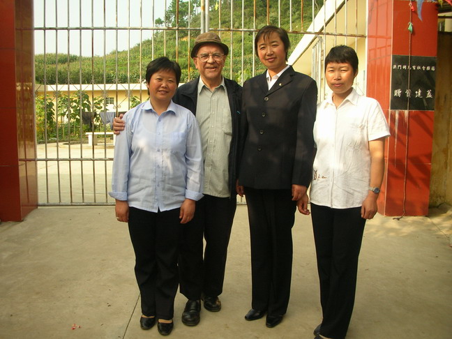 冕寧康復院修女與谷神父