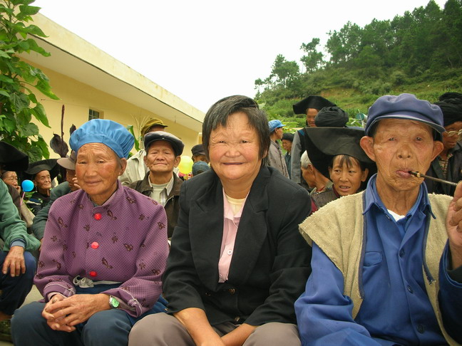 中間的女病友是第一位住進康復院的病友