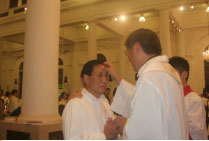 周父领受圣神，场面备感温馨