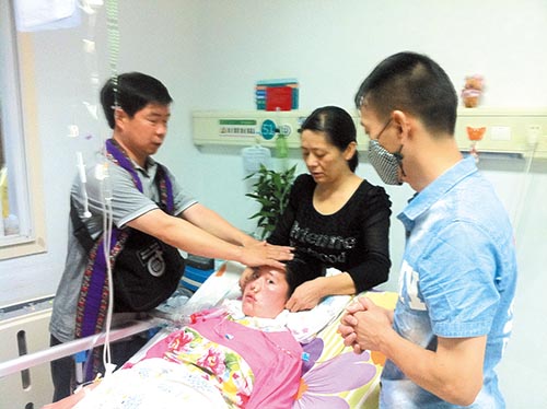 宜昌教區龔賢富神父為病人覆手