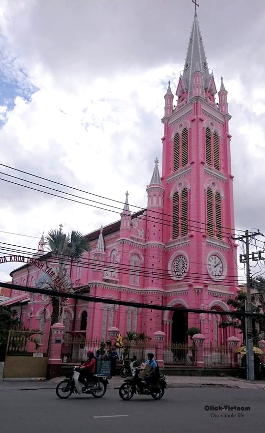 耶穌聖心堂Nhà thờ Tân Định(又名粉紅教堂) 地址: 289 Hai Bà Trưng, phường 8, Quận 3, Hồ Chí Minh