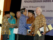 Indonesian gov awards German-born priest thumbnail