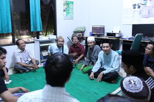 In June, a group of Jesuit scholastics and priests spent a week in a Islamic boarding school in East Java, as part of the Indonesian Province’s efforts against religious radicalism, one of three concerns the Province has made a priority. Scholastic Billy Aryo Nugroho SJ recounts his experience.