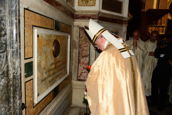 2018.07.Pope Francis stops at the tomb of Fr Pedro Arrupe