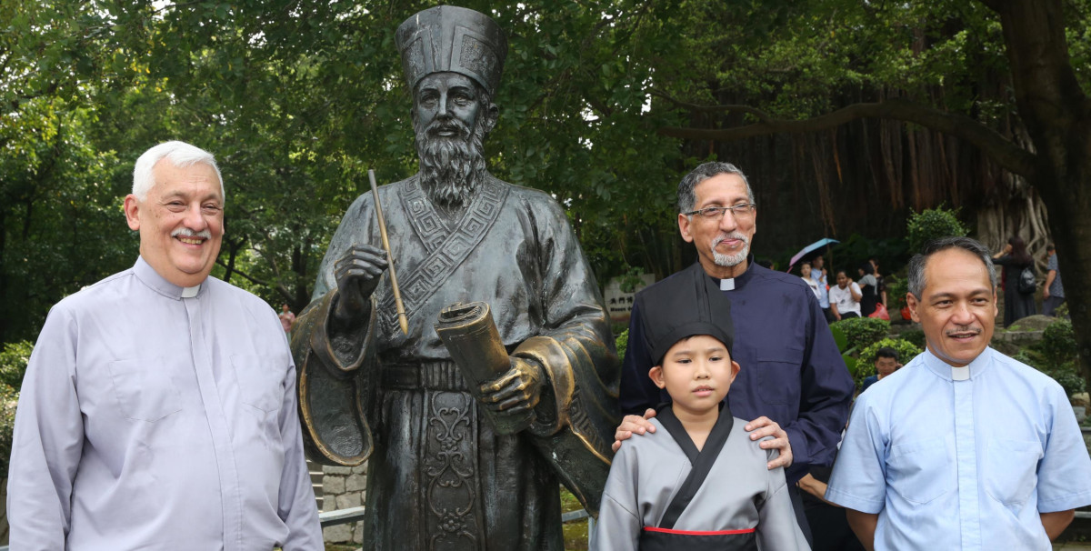 2019.08.Fr-General-and-company-beside-the-statue-of-Matteo-Ricci-in-Macau