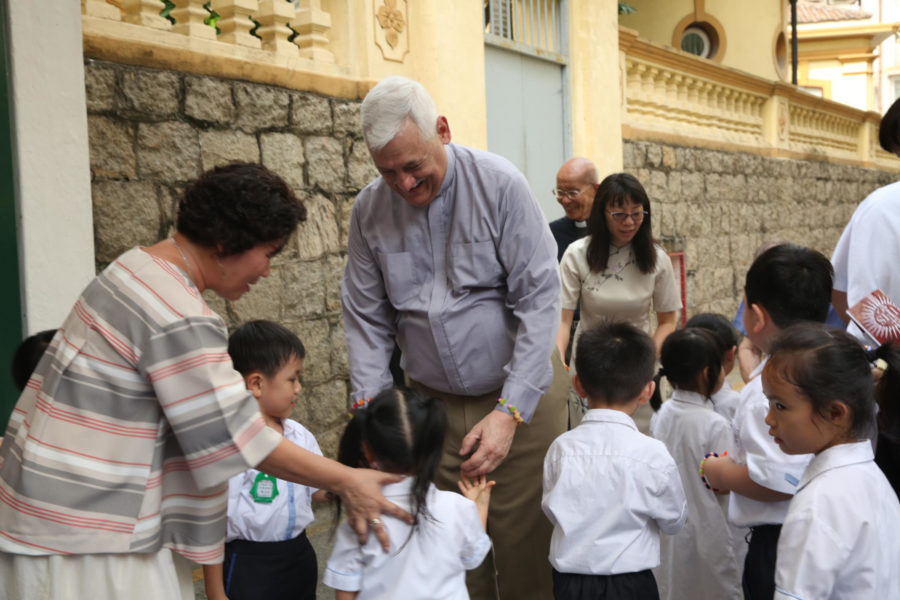 Fr General Arturo Sosa is greeted by students of Colegio Mateus Ricci