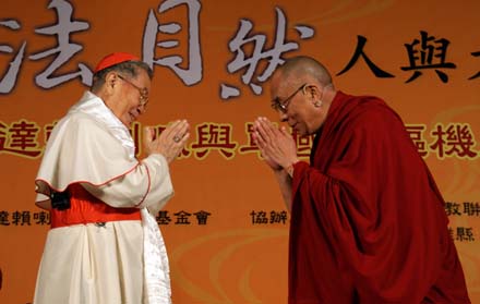 樞機主教單國璽與達賴進行公開的宗教對話，討論彼此包容尊重的至高價值