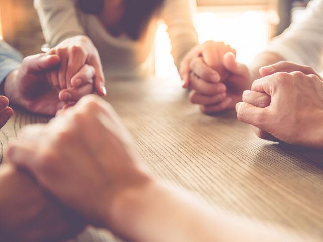group-pray-people_SI