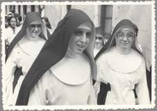 1962年暑假,耶穌肋傷會趙秀容修女入山協助傳教。修女們用溫柔細心的態度,給予身處於山林間的同胞愛的關懷。她們深信每個人都是平等的,都應該得到主的恩典,因此將自己的青春奉獻給這片土地上的人們,沒有國界的限制,跨越種族的隔閡,修女們深信,每個人都能因為信仰而讓日子過的更好。