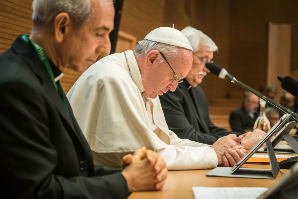 GC36_Pope Frances visits Aula with all the delegates, and posing with Pope Francis are Superior General Arturo Sosa, and Orlando Torres.