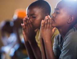 rwandan-children-praying-sm