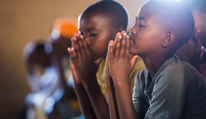 rwandan-children-praying-sm