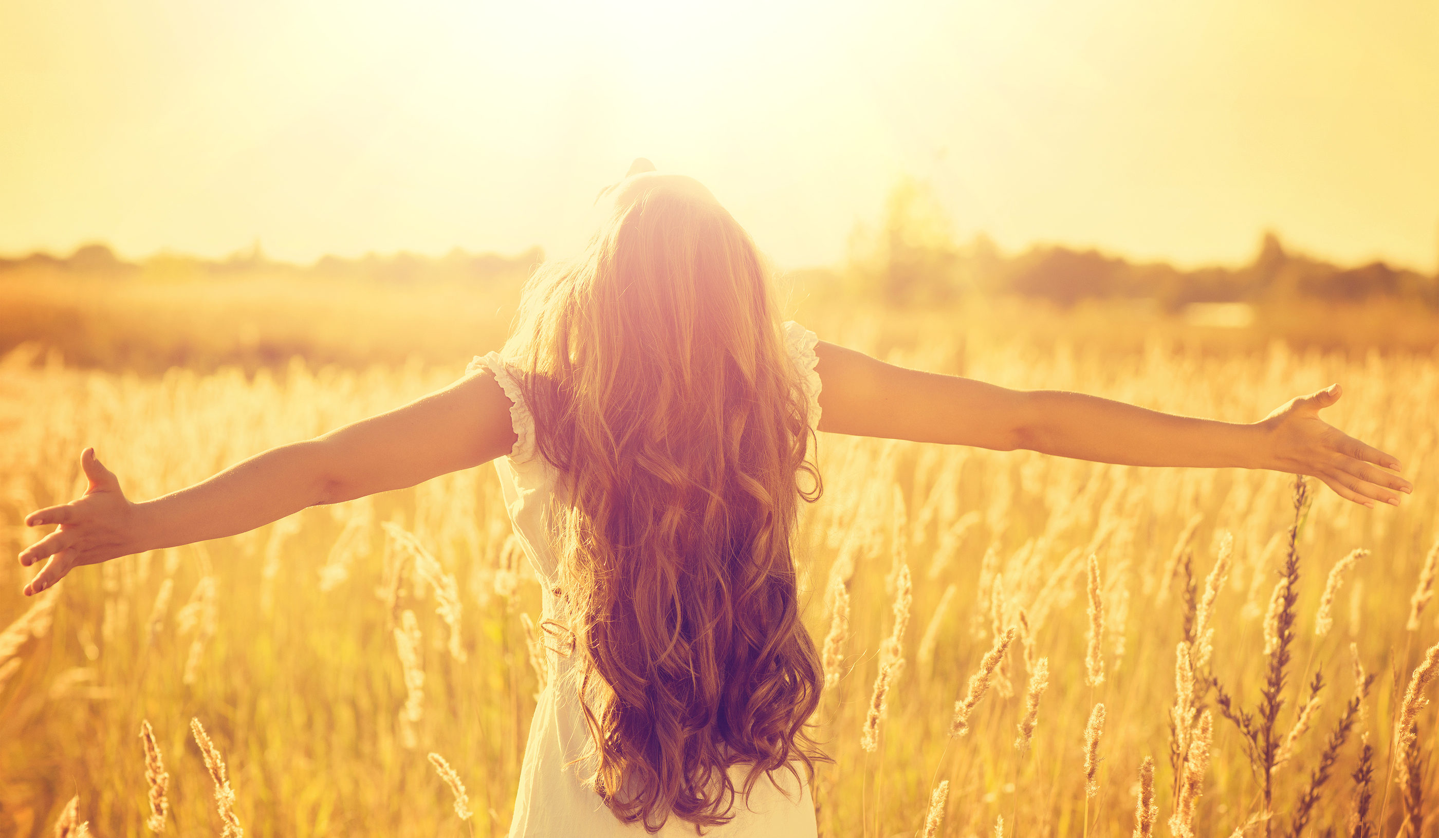 Autumn Girl enjoying nature on the field. Beauty Girl Outdoors r