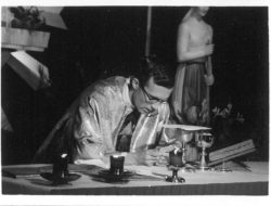 1967年4月30日在台北聖家堂晉鐸，晉鐸後首祭彌撒中成聖體