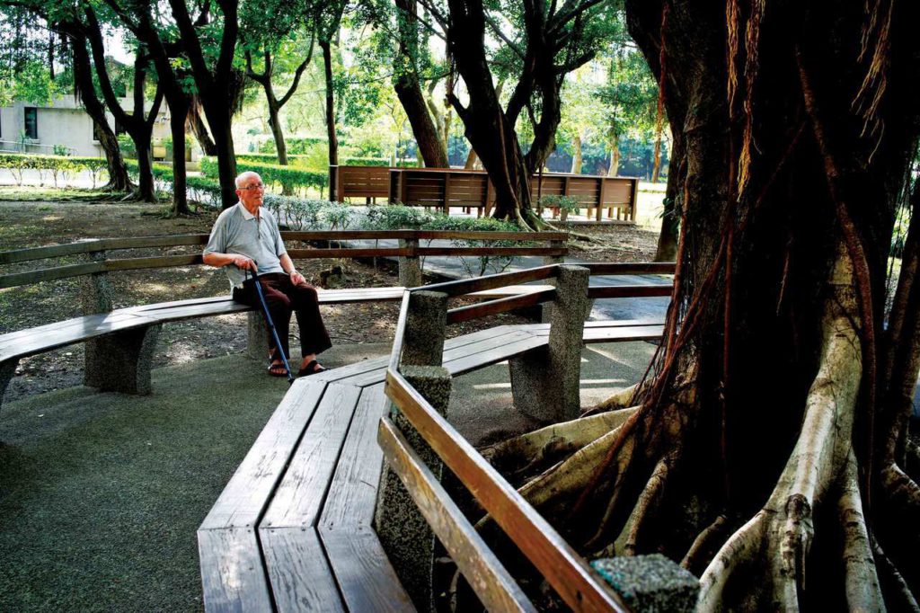 馬志鴻神父於頤福園一隅