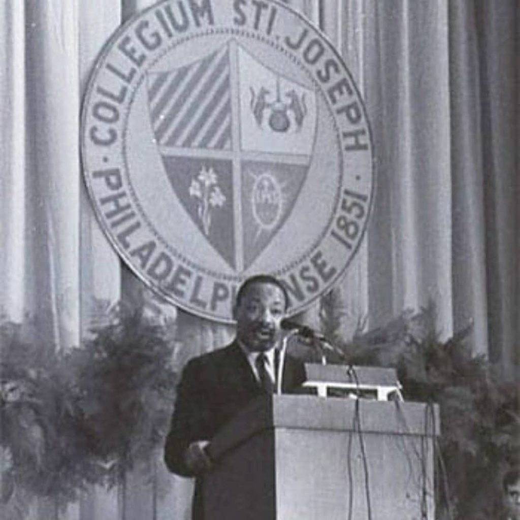 Victor Yanitelli神父 與馬丁·路德·金恩博士於Saint Peter's University1965