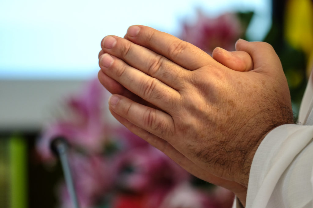 pray
