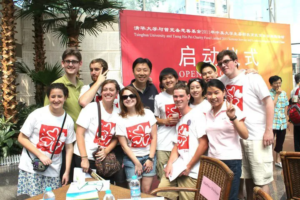 Simon在美国大学教书时，带学生参加中美学生义教活动