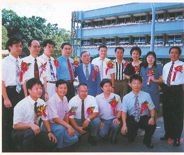 陳禮耕神父校長與畢業班導師合照