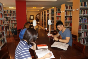學生在TBC安東圖書館自習