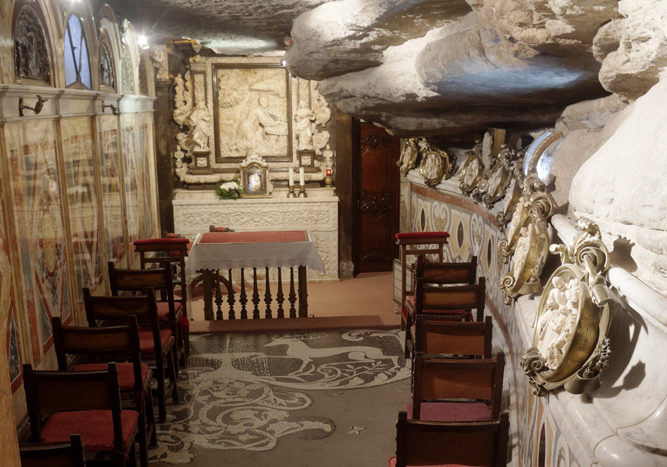 苦修的露天山洞，現爲一座小聖堂 Cave where Ignatius prayed(now a chapel)