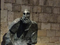 依納爵行乞的雕像 Statue of Ignatius begging for alms