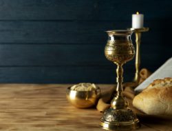 eucharist-with-wine-chalice-bread.Image by Freepik