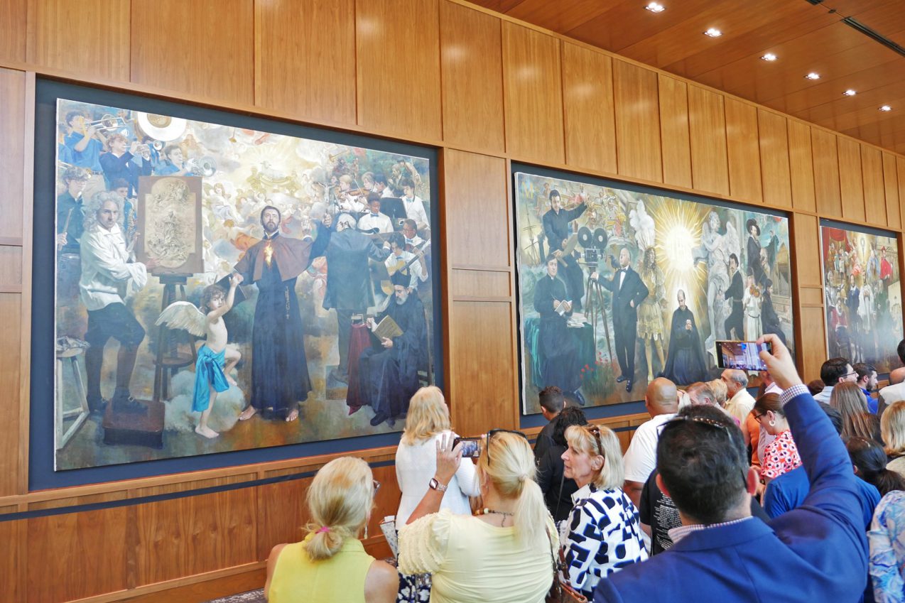 揭幕儀式後前來觀賞畫作的師生與民眾