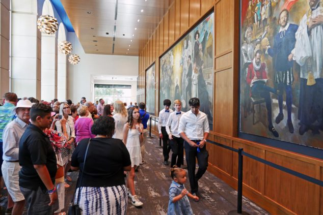 揭幕儀式後前來觀賞畫作的師生與民眾