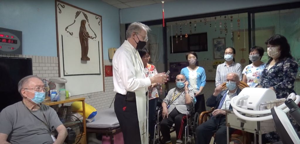 北商光啟社社員、頤福園主任和耶穌會士一同參與祝聖拍痰機及啟用禮。