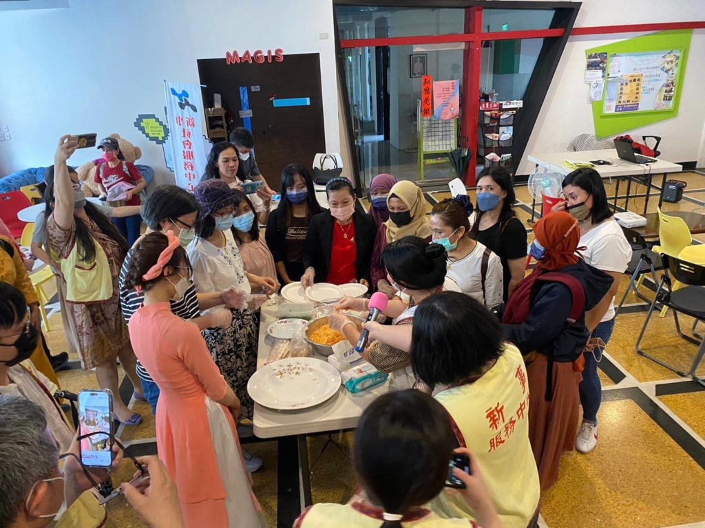 大家一起學習如何製作越式涼拌木瓜絲。