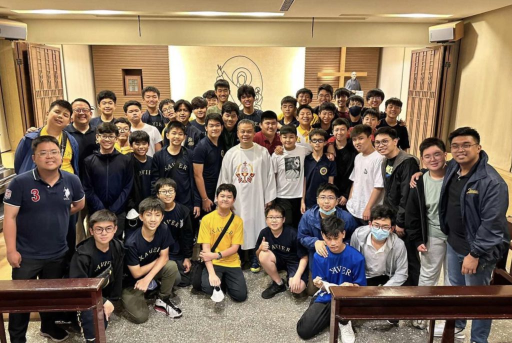 菲律賓光啟學校師生在徐匯中學光啟樓聖堂參與感恩祭