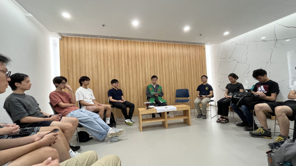 出發前,校牧張神父在機場為學生舉行派遣彌撒。