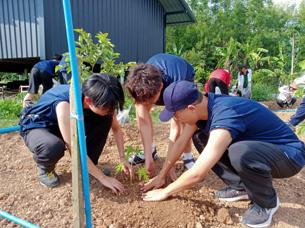 華仁學生體會當地學生每個星期的園藝活動。