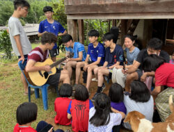 學生與小孩一同唱歌,重拾童心。