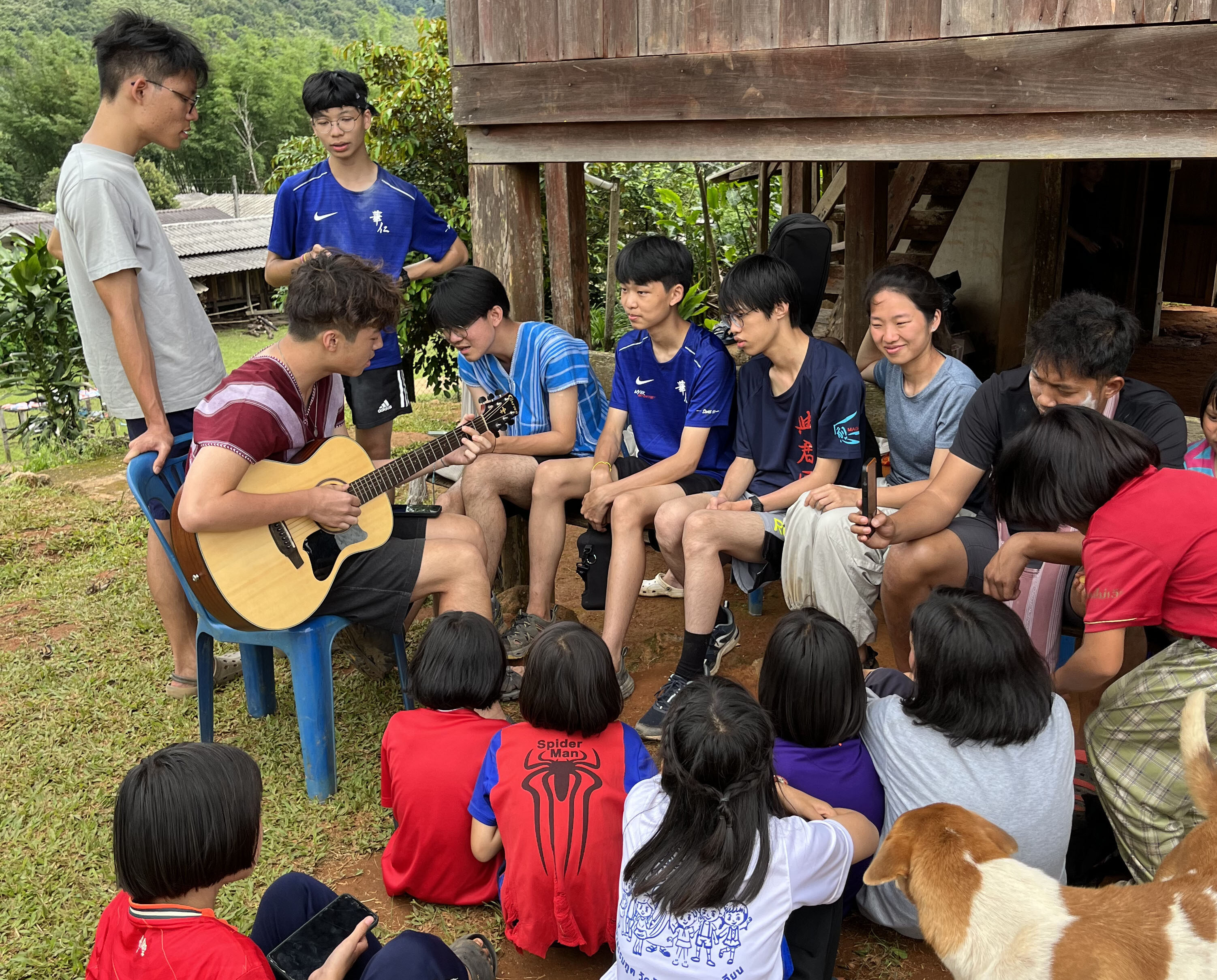 學生與小孩一同唱歌,重拾童心。