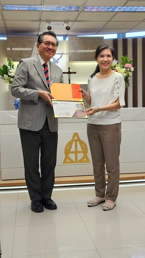 輔大醫學院葉炳強院長頒發獎狀給蔡怡汝教授。