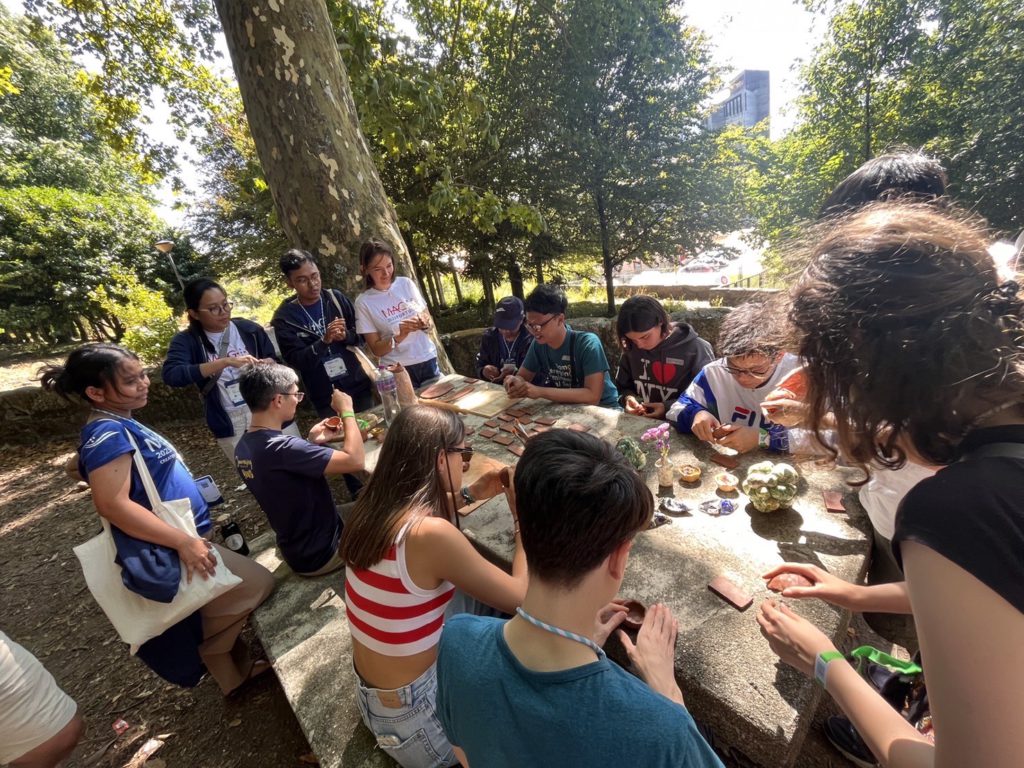 捏塑陶土，透過雙手的創作，體驗天主如何細心創造了我們。