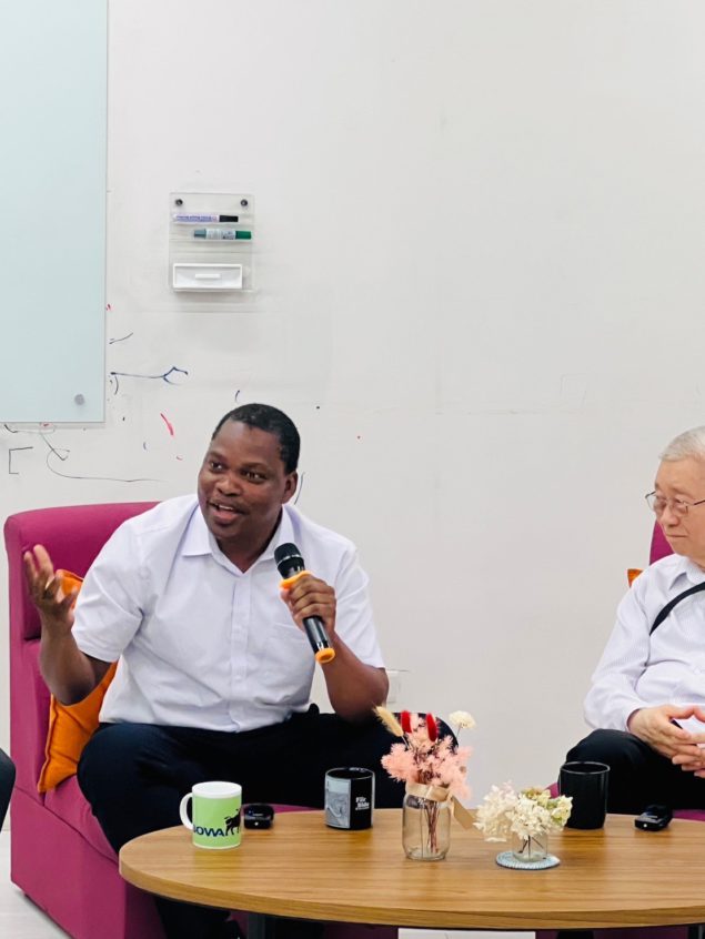 洪坤福神父(左)