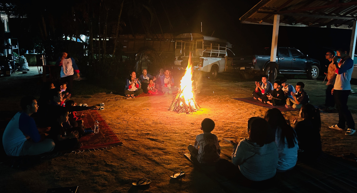圍著營火歌唱、跳舞、演戲