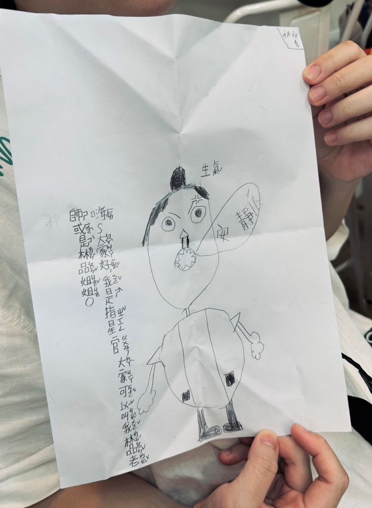 孩子们用画画表达对大哥哥大姐姐的感谢