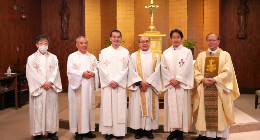 矢發末願的三位會士：角田佑一神父 (左三)、 菲爾曼西亞神父 (左四)、山內保憲神父 (右二)