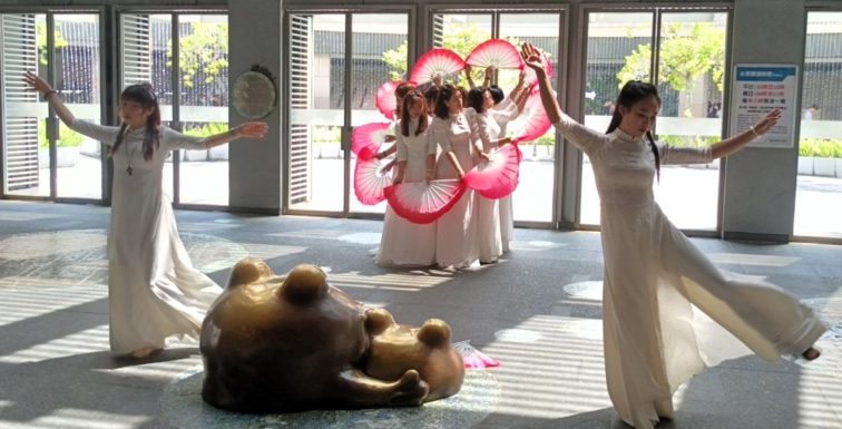 越南扇子舞表演