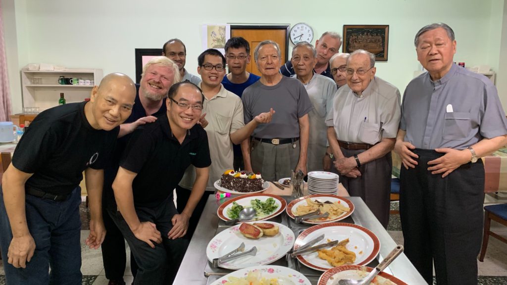 孔学仁修士的生日餐会和耶稣会的弟兄们合影